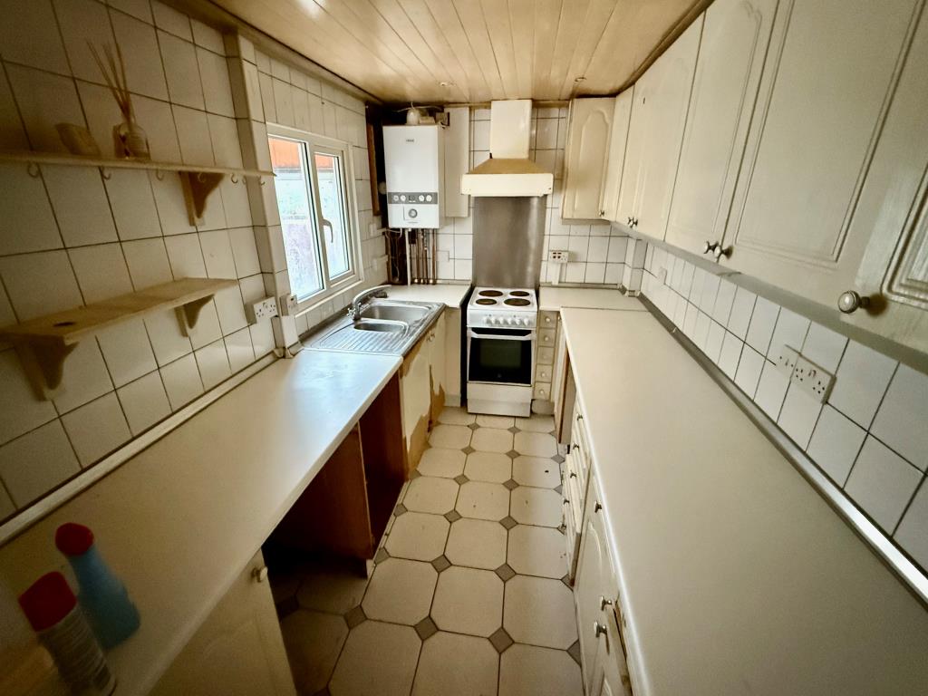 Lot: 133 - MID-TERRACE HOUSE FOR REFURBISHMENT - Kitchen